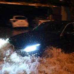 İstanbul'da ara&ccedil;lar sele kapıldı! Mağdurlar ne yapacak? Kaskosu olmayanlar dikkat