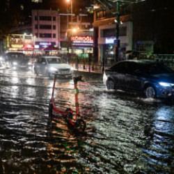 İstanbul'da sağanak hayatı olumsuz etkiledi! İşte şehirden manzaralar