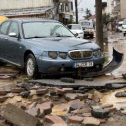 İstanbul'da sel, fırtına, felaket... En riskli il&ccedil;eler a&ccedil;ıklandı...
