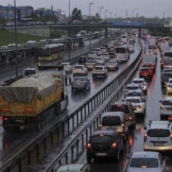 İstanbul'da yağmur trafiği vurdu! Yoğunluk y&uuml;zde 81'e ulaştı