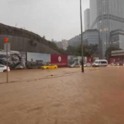 İstanbul'u sel aldı! Okullar tatil edildi, trafik fel&ccedil; oldu!