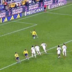 Kadık&ouml;y'de yıllarca unutulmayacak pozisyon! Penaltı, ofsayt, penaltı, gol iptali...