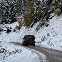 Kar nedeniyle kapanan Yedig&ouml;ller Milli Parkı yolu yeniden ulaşıma a&ccedil;ıldı