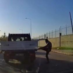 Konya'da tartıştığı s&uuml;r&uuml;c&uuml;n&uuml;n kamyonetine attığı tekme 180 bin liraya mal oldu
