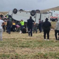 Afyonkarahisar'da midib&uuml;s, şarampole u&ccedil;tu! 1 &ouml;l&uuml;, 27 yaralı