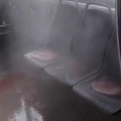Metrob&uuml;ste akılalmaz olay: Seyir halindeyken tavanından kaynar su yağdı!