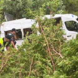 Minib&uuml;s bah&ccedil;eye yuvarlandı: 1'i ağır, 17 yaralı