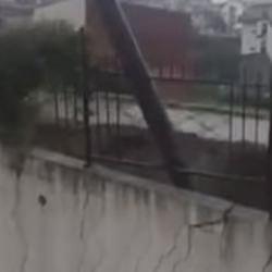 Kocaeli'de dev istinat duvarı birka&ccedil; saniyede yerle yeksen oldu!