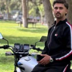 Otomobil ile &ccedil;arpışan motosiklet s&uuml;r&uuml;c&uuml;s&uuml; gen&ccedil; &ouml;ld&uuml;