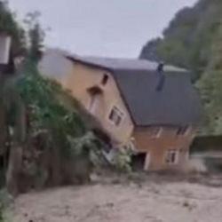 Sakarya'da sağanak nedeniyle dere kenarındaki iki katlı ev yıkıldı