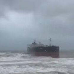 Sarıyer&rsquo;de fırtınada s&uuml;r&uuml;klenen LPG tankeri kamerada