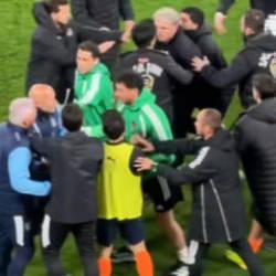 S&uuml;per Lig'de iki teknik adam birbirine girdi! Kırmızı kart &ccedil;ıktı