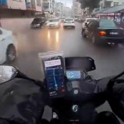Trafikteki kurye isyanı kamerada: "Sinyal verince yol senin mi oluyor?"