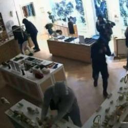 Fransa'da protestolar kontrolden &ccedil;ıktı!  İş yerleri yağmalandı