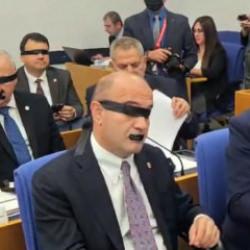Yeni Partili vekillerden garip Halk TV protestosu: Ağızlarını ve g&ouml;zlerini bantladılar