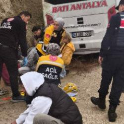 Yolcu midib&uuml;s&uuml; şarampole d&uuml;şt&uuml;: 9 yaralı