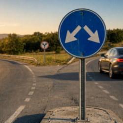 Yollarda sık&ccedil;a g&ouml;r&uuml;l&uuml;yor: Bu trafik levhası ne anlama geliyor?