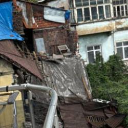 Zonguldak'ta sağanak: D&uuml;n bir duvarı yıkılan ev bug&uuml;n tamamen &ccedil;&ouml;kt&uuml;