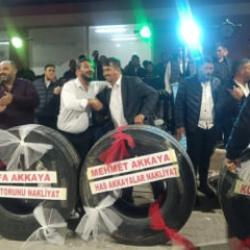 Altın beklerken kamyon lastiği geldi: D&uuml;ğ&uuml;nde davetlileri şaşırtan anlar