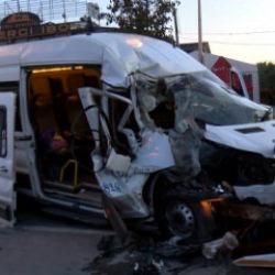Arnavutk&ouml;y'de servis minib&uuml;s&uuml; kaza yaptı: 9 yaralı