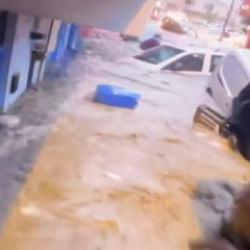  Ayazağa'da sel felaketinde ara&ccedil;ların &uuml;st &uuml;ste bindiği anlar kamerada