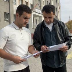 Baba-oğul aynı okulda sınava girdiler: "Amacımız herkesi okumaya teşvik etmektir"