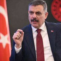 Bakan &Ccedil;ift&ccedil;i KPSS sınavına ge&ccedil; kalan adaylara yardımcı olan polislere teşekk&uuml;r etti