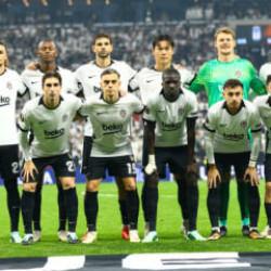 Beşiktaş'ta korkutan sakatlık! İlk yarıda oyundan &ccedil;ıktı
