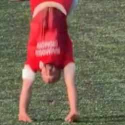 B&ouml;yle sevin&ccedil; g&ouml;r&uuml;lmedi! Gol sonrası 11 takla attı, viral oldu