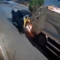 Brezilya'da dehşet anları! &Ccedil;arpışmayı son anda fark eden iş&ccedil;i &ouml;l&uuml;mden d&ouml;nd&uuml;!