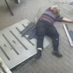 Bursa'da kahreden olay: Kediyi kurtarırken 3. kattan yere d&uuml;şerek &ouml;ld&uuml;