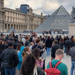 D&uuml;nyaca &uuml;nl&uuml; m&uuml;ze ziyarete kapatıldı: Louvre'a &ouml;ğrenci eylemi engeli!