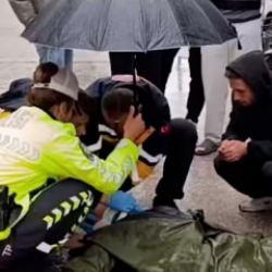 İ&ccedil;işleri Bakanı &Ccedil;ift&ccedil;i, kazada yaralanan gence şemsiye tutan trafik polisini tebrik etti