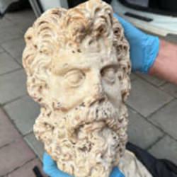 İzmir'de 2 bin yıllık Zeus heykel başı ele ge&ccedil;irildi: 3 g&ouml;zaltı 
