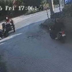 İzmir'de feci kaza: Motosiklet, trakt&ouml;re ve durağa &ccedil;arptı