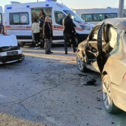 Malatya'da iki otomobilin &ccedil;arpıştığı kaza kamerada: 1'i ağır 6 yaralı
