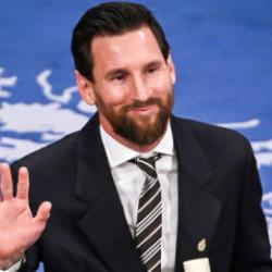 Messi'den bir rekor daha! 1000. &ouml;d&uuml;l&uuml;n&uuml; aldı! &Ouml;d&uuml;l&uuml; adadığı isim duygulandırdı