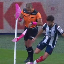 S&uuml;per Lig'in eski yıldızı korner kullanırken hakeme &ccedil;arpıp d&uuml;şt&uuml;! Dalga konusu oldu