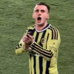 &Ouml;nce ıslık sonra alkış... Kerem Akt&uuml;rkoğlu'ndan Fenerbah&ccedil;e taraftarına olay hareket