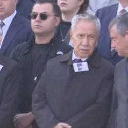 &Ouml;zel ile Kılı&ccedil;daroğlu aynı t&ouml;rende! Y&uuml;z ifadesi g&uuml;ndem oldu