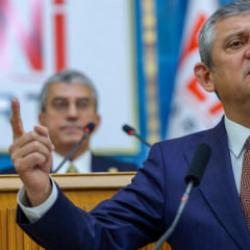 Parti sıralarından &Ouml;zel'i &ccedil;ekiştirdiler! Kağıda yazılan not kameraya takıldı