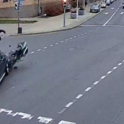  Belarus'ta korkutan kaza: Motosiklet s&uuml;r&uuml;c&uuml;s&uuml; taklalar atarak yola savruldu