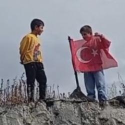 Sarıkamış'ta y&uuml;rekleri ısıtan bayrak sevdası kamerada