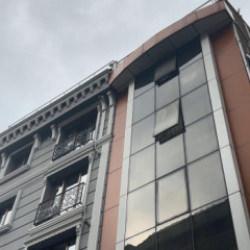 Şişli'de feci kaza: Kazakistanlı kadın d&uuml;şerek &ouml;ld&uuml;