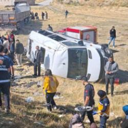 TIR'la yolcu minib&uuml;s&uuml; &ccedil;arpıştı; 1'i ağır, 11 yaralı
