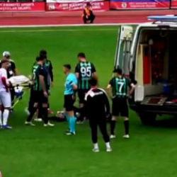 Yeşil sahada korku dolu anlar! Kalp krizi ge&ccedil;iren futbolcu hastaneye kaldırıldı