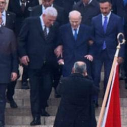 Anıtkabir'de &ccedil;arpıcı anlar kamerada! M&uuml;savat Dervişoğlu, Bah&ccedil;eli'nin koluna girip...