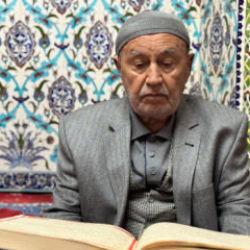 Karab&uuml;k'te imrendiren &ccedil;aba! Kurs y&uuml;z&uuml; g&ouml;rmeden 87 yaşında hafız oldu