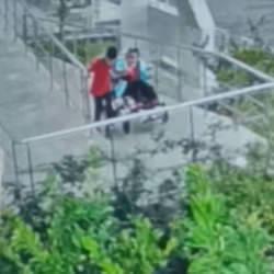Adıyaman'da kaydedildi! Sağana yakalanan arkadaşının yardımına koştu