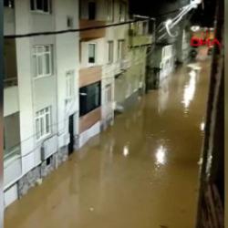 &Ccedil;anakkale şiddetli sağanak sonrasında cadde ve sokaklar g&ouml;le d&ouml;nd&uuml;